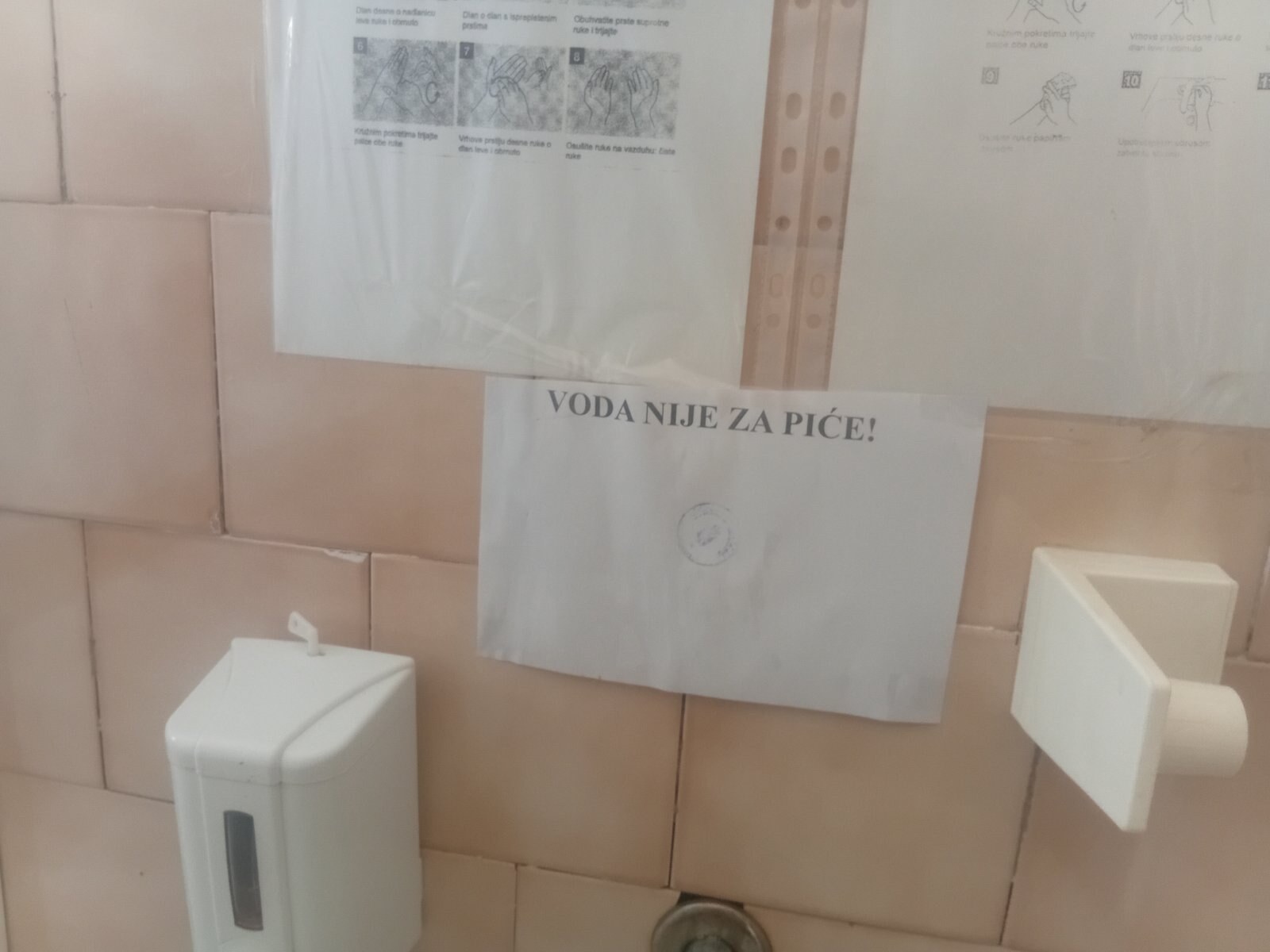 Česma sa istaknutim obaveštenjem da voda nije za piće.